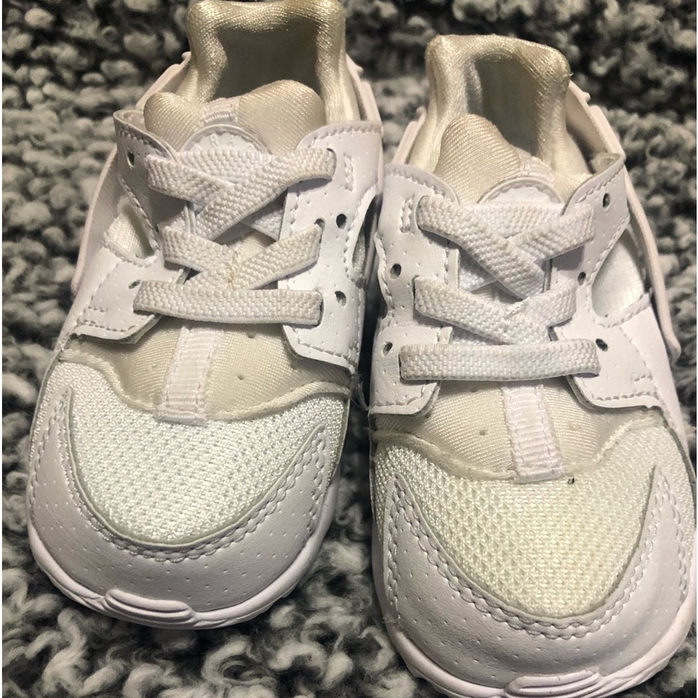 - [ ] Huarache (white) Sz: 4c